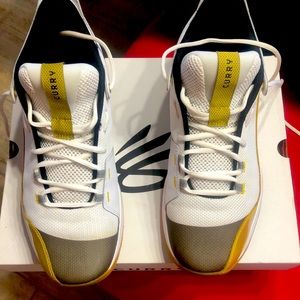 Curry underarmour unisex white /gold M11.5 W 13